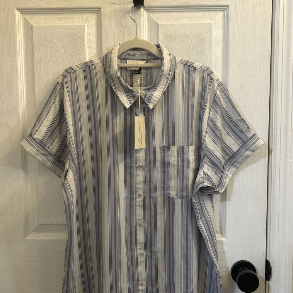 NWT Universal Thread Women’s Blue Striped Button Down Short Sleeve Shirt Size L - Picture 2 of 16